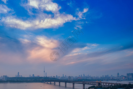 夕阳下的武汉长江大桥高清图片