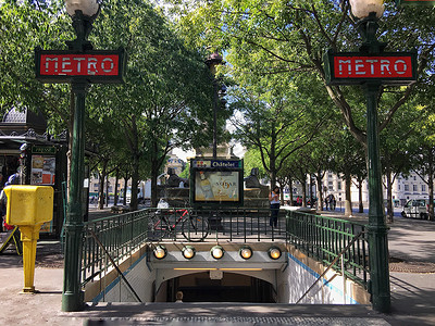 法国标志建筑之一巴黎街头的地铁站背景