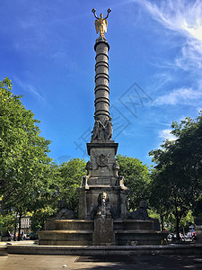 著名旅游城市巴黎街头广场上的雕塑图片