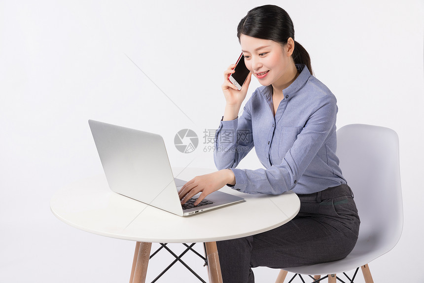 正在办公打电话沟通的商务女性图片