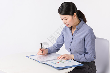 坐着的商务女性坐着看文件的商务女性背景