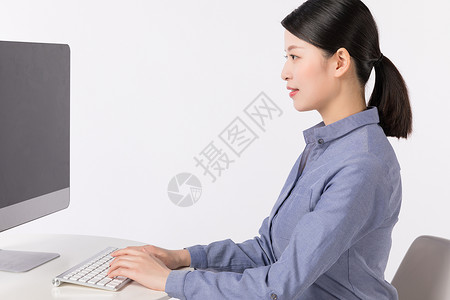 正在看电脑办公的职场女性图片