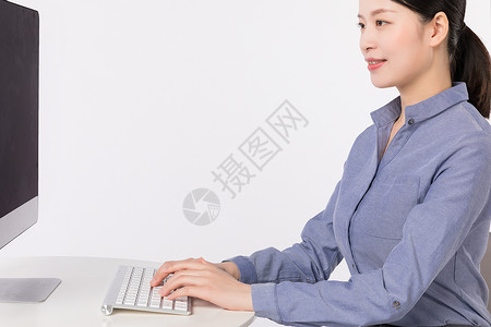 正在看电脑办公的职场女性图片