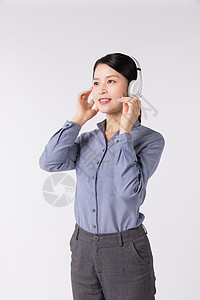 带着蓝牙耳机打电话的女人带着耳机的客服人员形象背景