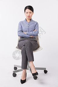 职责素材坐在椅子上生气的商务女性背景
