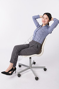 坐在椅子上伸懒腰放松的职场女性图片