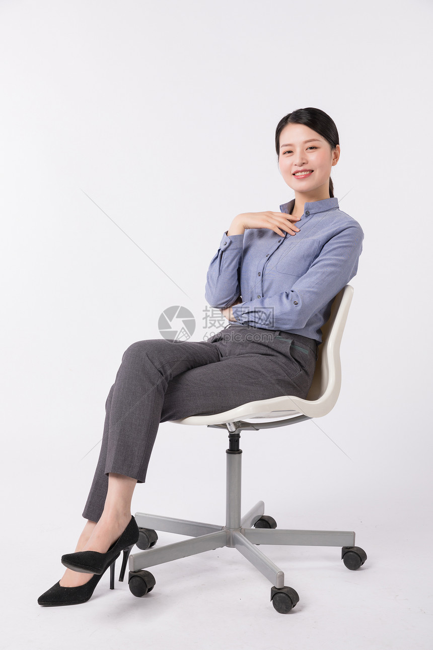 坐在椅子上休息放松的商务女性图片