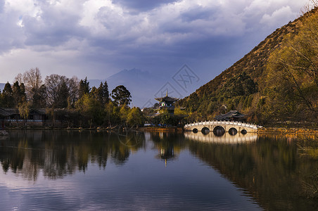 大山倒影黑龙潭落日背景