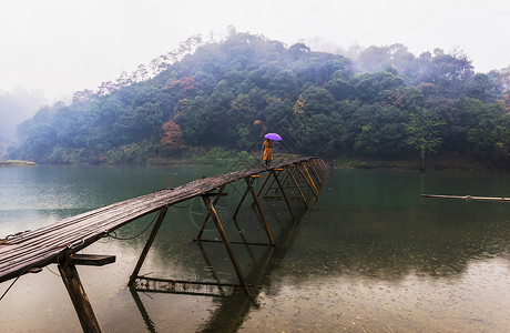 秋雨板凳桥村桥高清图片