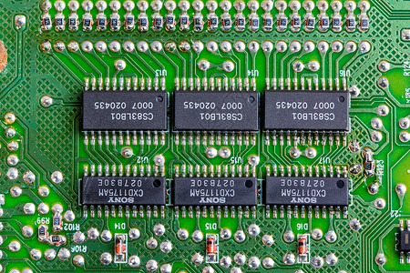 绿色电子电路板上的集成电路块背景
