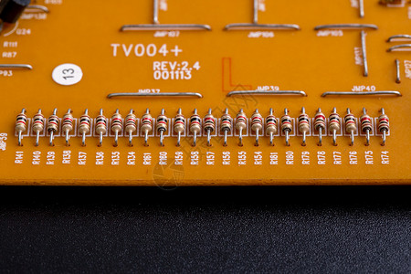 电压电流电路板上排列整齐的电阻背景