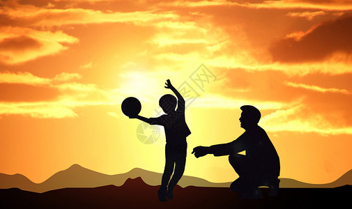 孩子踢足球夕阳下父子剪影设计图片