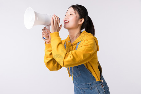 拿着扩音器喇叭的女学生图片