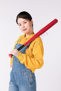 拿着棒球棒的年轻女孩背景图片