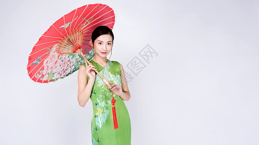 漂亮的伞手持红色油纸伞的旗袍美女背景