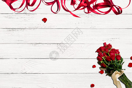 一束红色玫瑰花木板背景设计图片