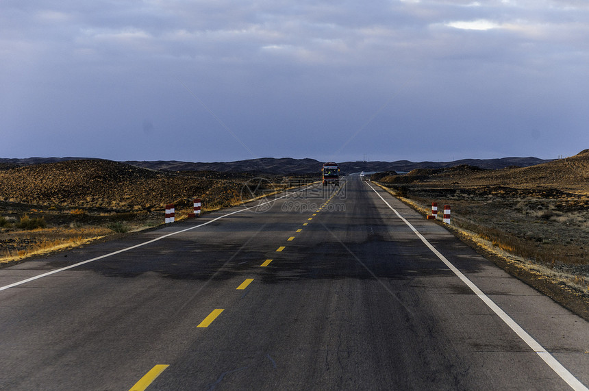 新疆戈壁大漠公路图片