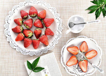 新鲜草莓吃的蓬地莓高清图片