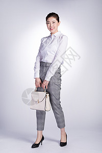 手拿包包的商务女性高清图片