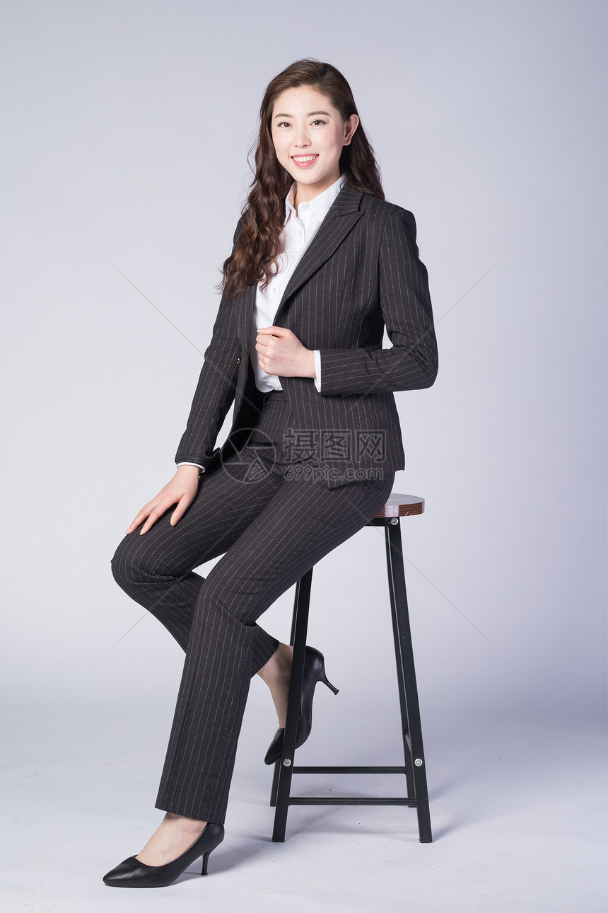 坐着的商务女性图片
