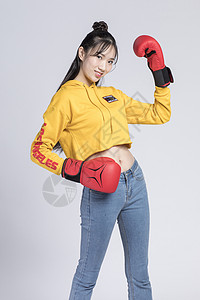 打拳击的青年女性图片