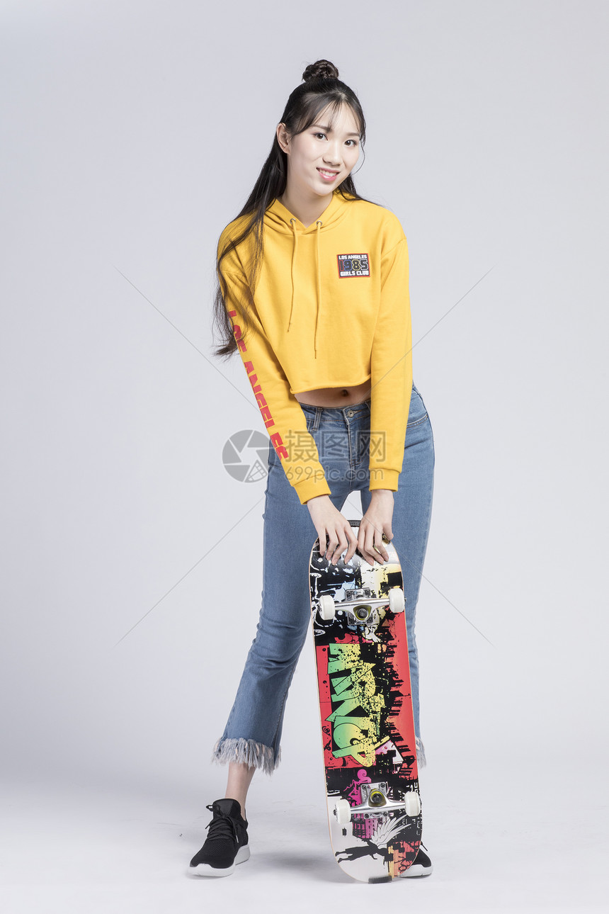 玩滑板的青年女性图片