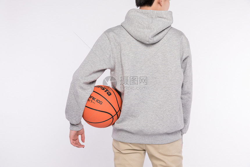 拿着篮球的男生背影图片