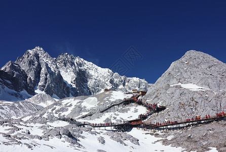 玉龙雪山登山火车高清图片