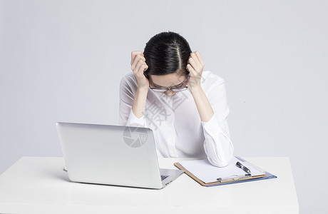 白领焦虑为工作烦恼的职业女性背景