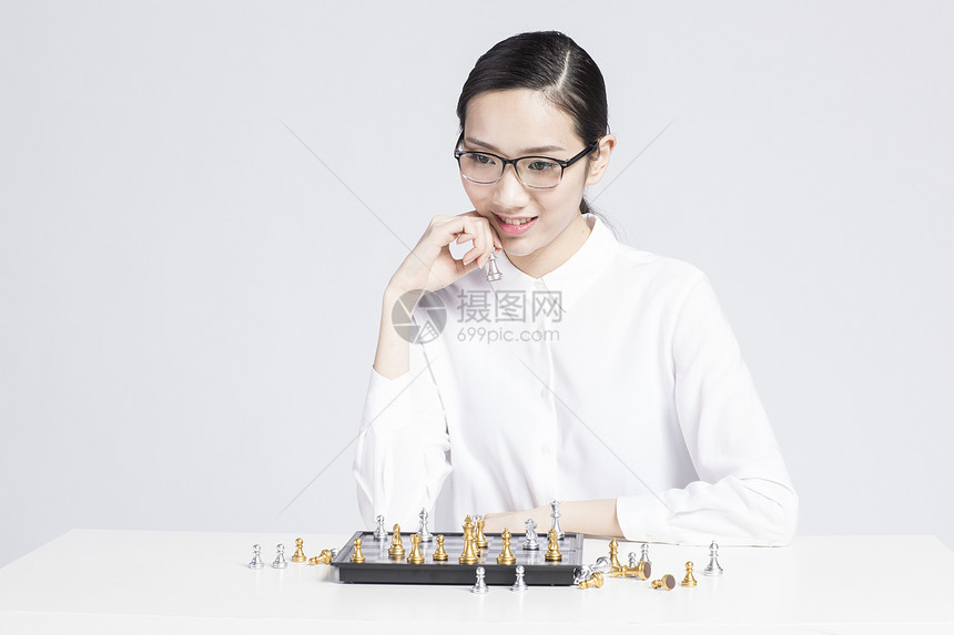 下棋的职业女性图片