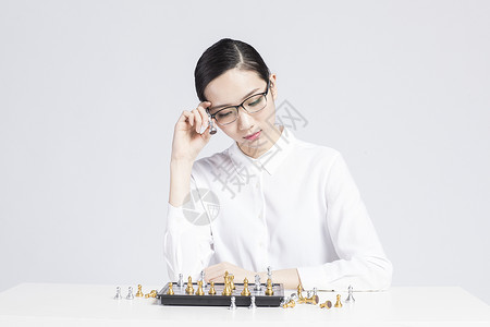 下棋的职业女性背景图片