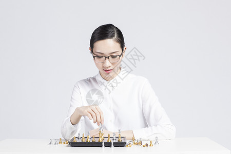 下棋的职业女性图片