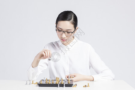 下棋的职业女性背景图片