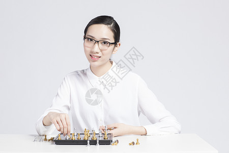 下棋的职业女性图片