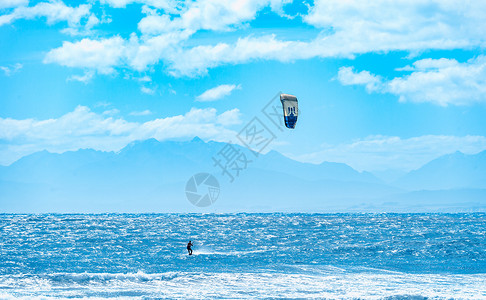 新西兰海滩新西兰滑翔伞高清图片