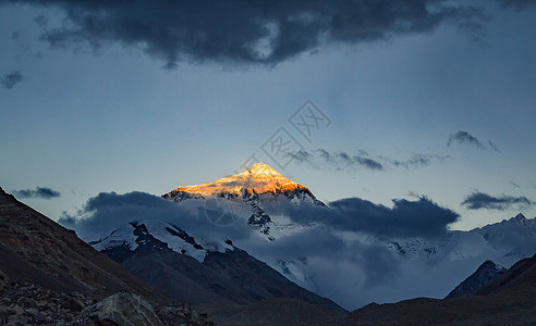 西藏雪域日照金山背景
