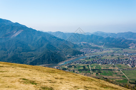 蓝天下山顶眺望全景高清图片