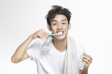 牙膏模特刷牙的青年男性背景