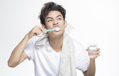 牙膏模特刷牙的青年男性背景