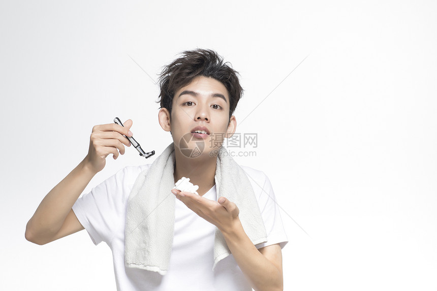 刮胡子的男性图片