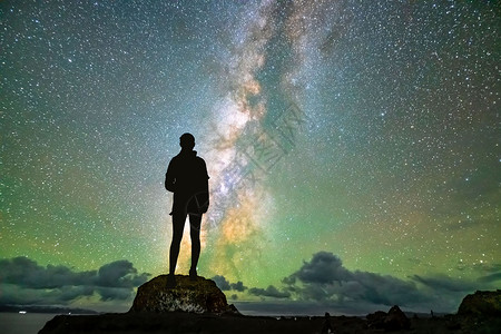 星空大山登山望夜景设计图片