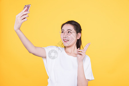 青春学生用手机自拍图片