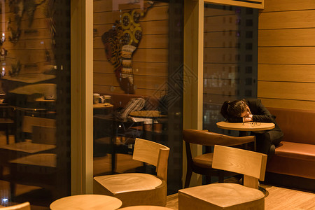 咖啡馆青年女性睡觉图片