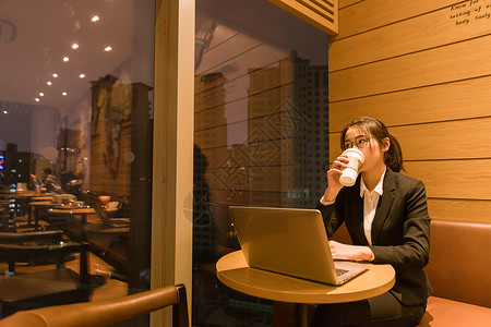 咖啡馆青年女性办公休息高清图片