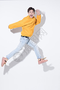 跳跃中的活力青年男性图片
