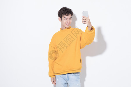 青年男性手机自拍图片