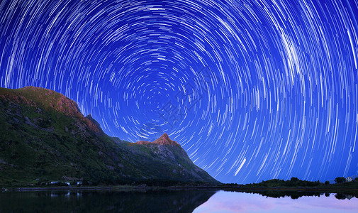 水面上的星轨银河山峰星轨背景设计图片