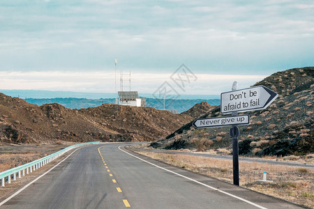 沙漠路标汽车公路背景设计图片