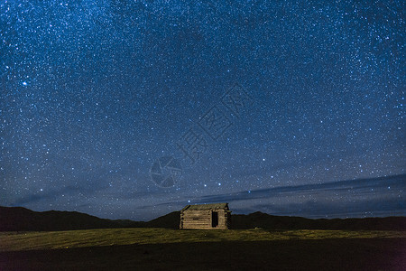 夜晚大草原上璀璨的星空高清图片
