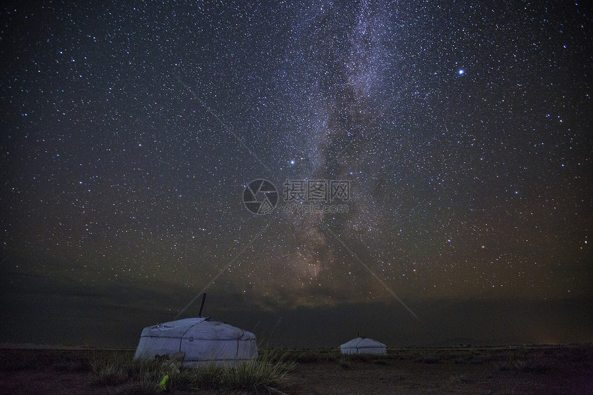 草原星空下的蒙古包图片